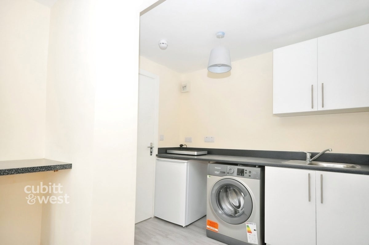 Room Reedmace Close in Havant