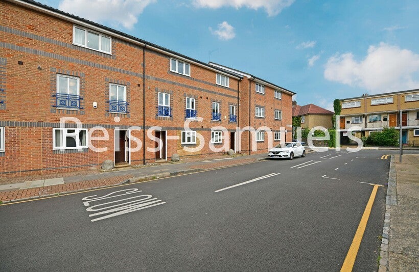 House Cahir Street in Greater London