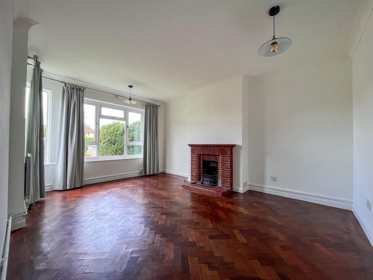 Flat Hampton Court Way in Elmbridge