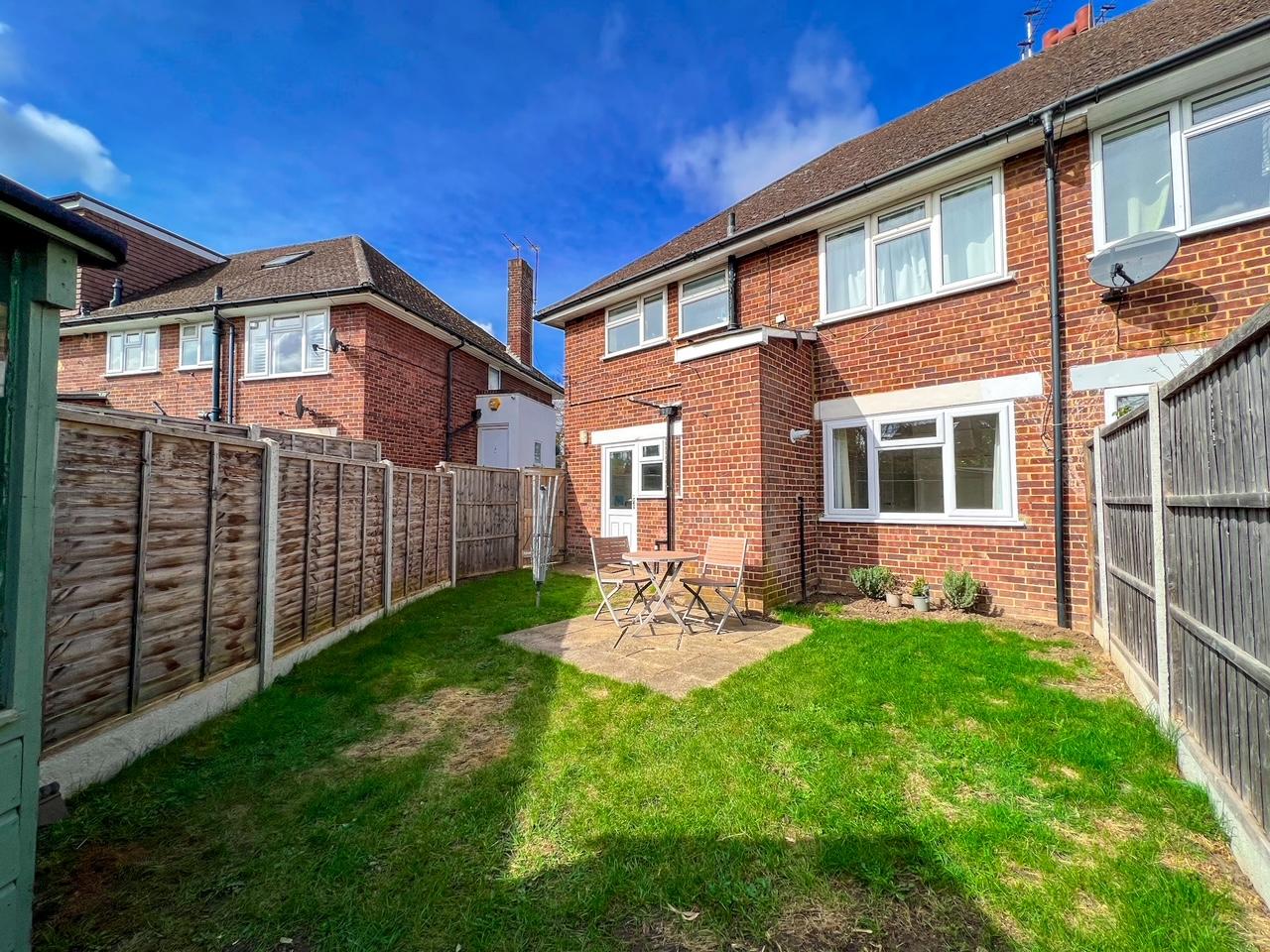 Flat Hampton Court Way in Elmbridge