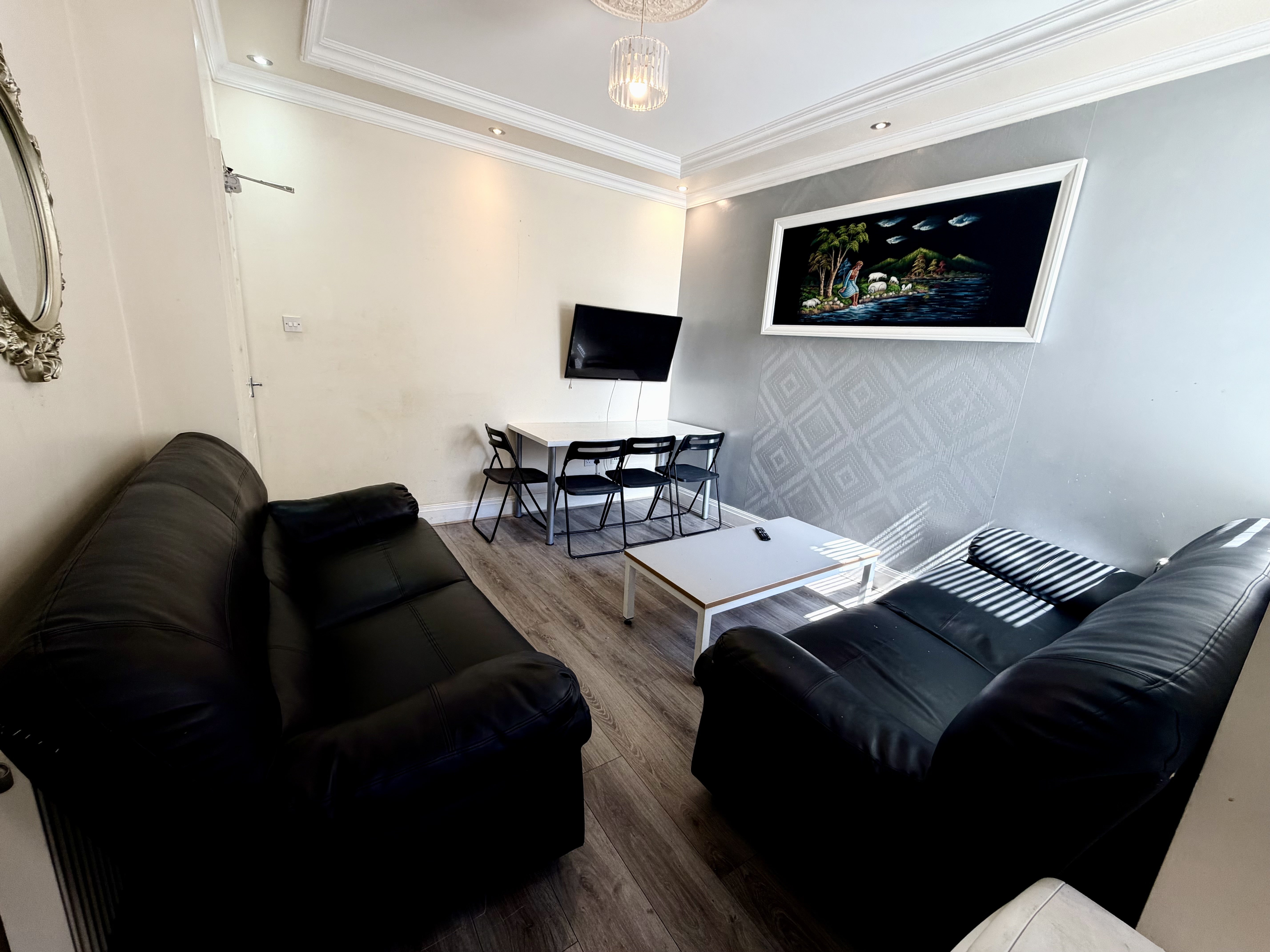 Room Haydn Avenue in Manchester