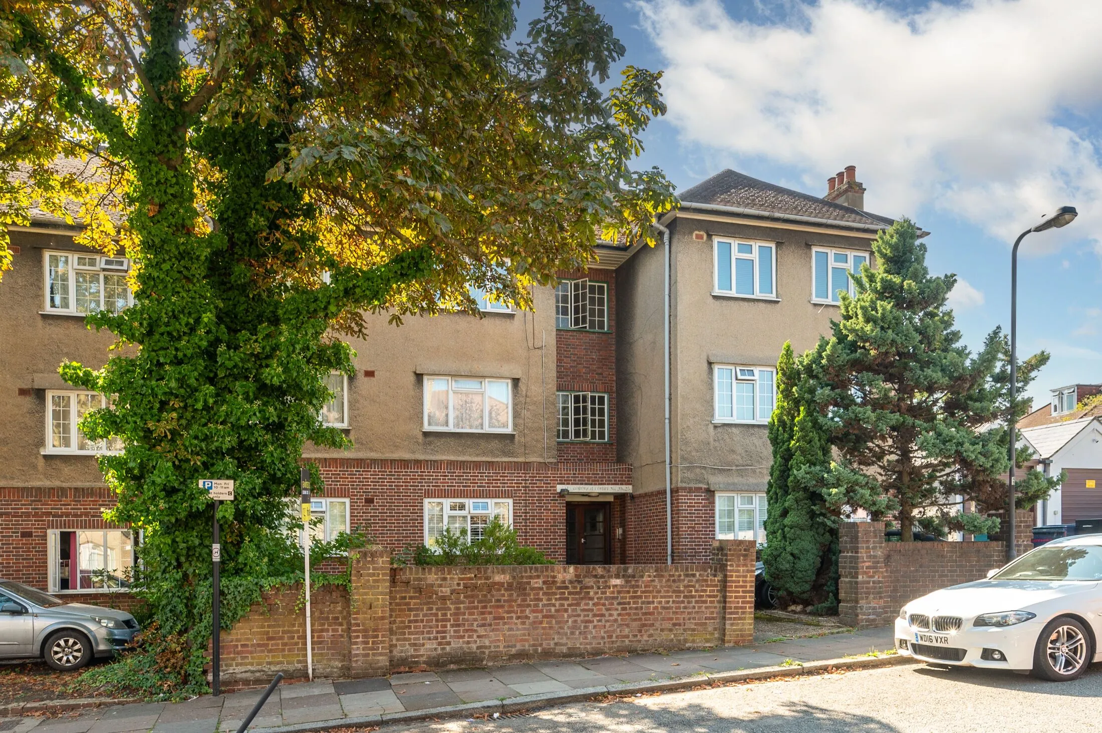 Flat Marlborough Hill in Greater London
