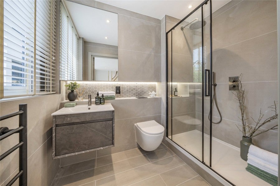 Flat Rosemount Avenue in Woking