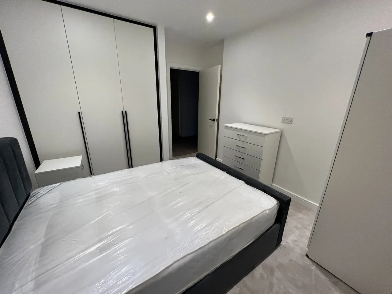 Flat Beresford Avenue in Greater London