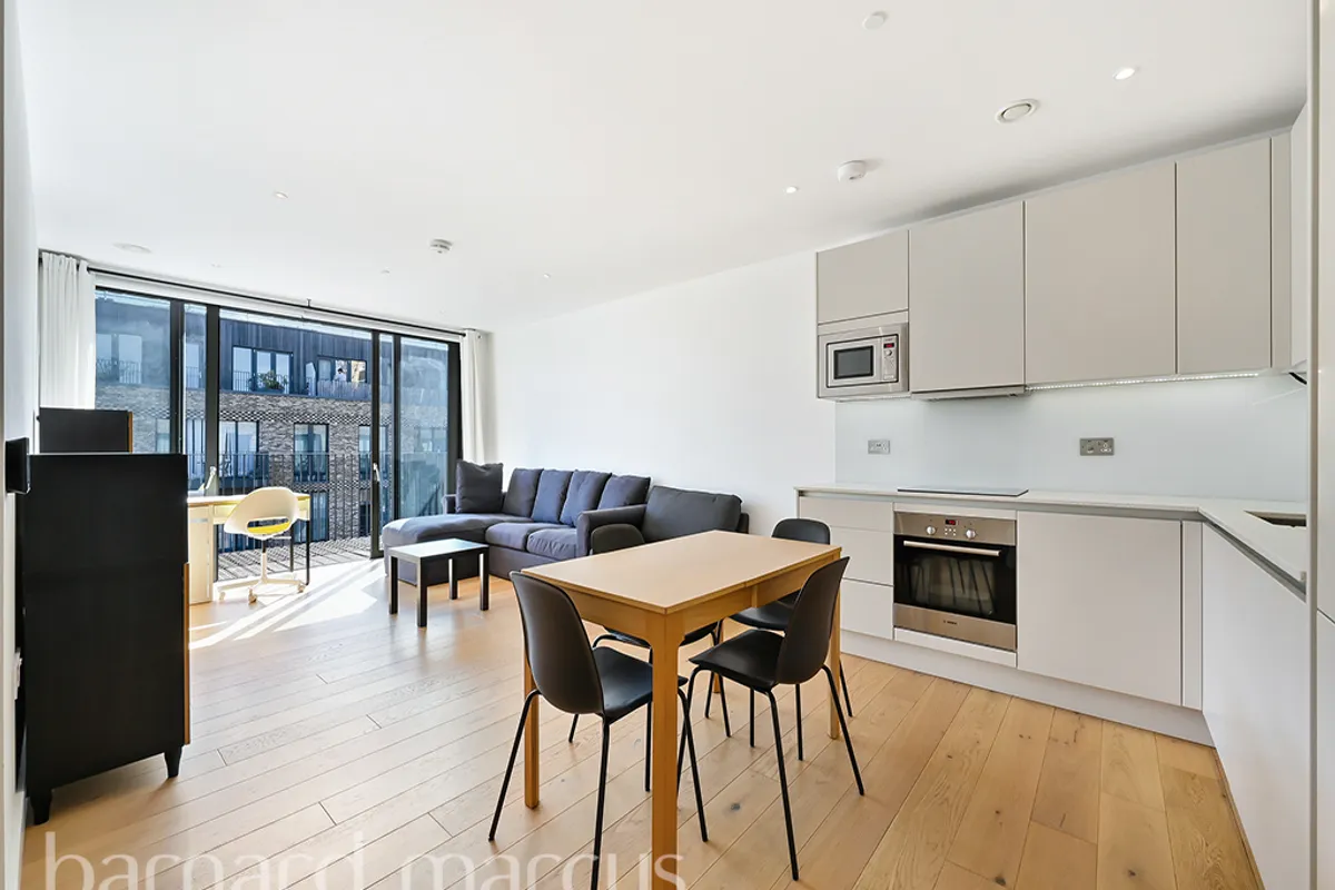 Flat Parkham Street in Greater London