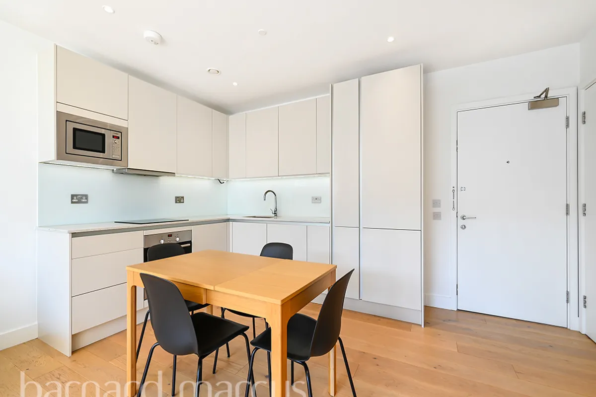 Flat Parkham Street in Greater London
