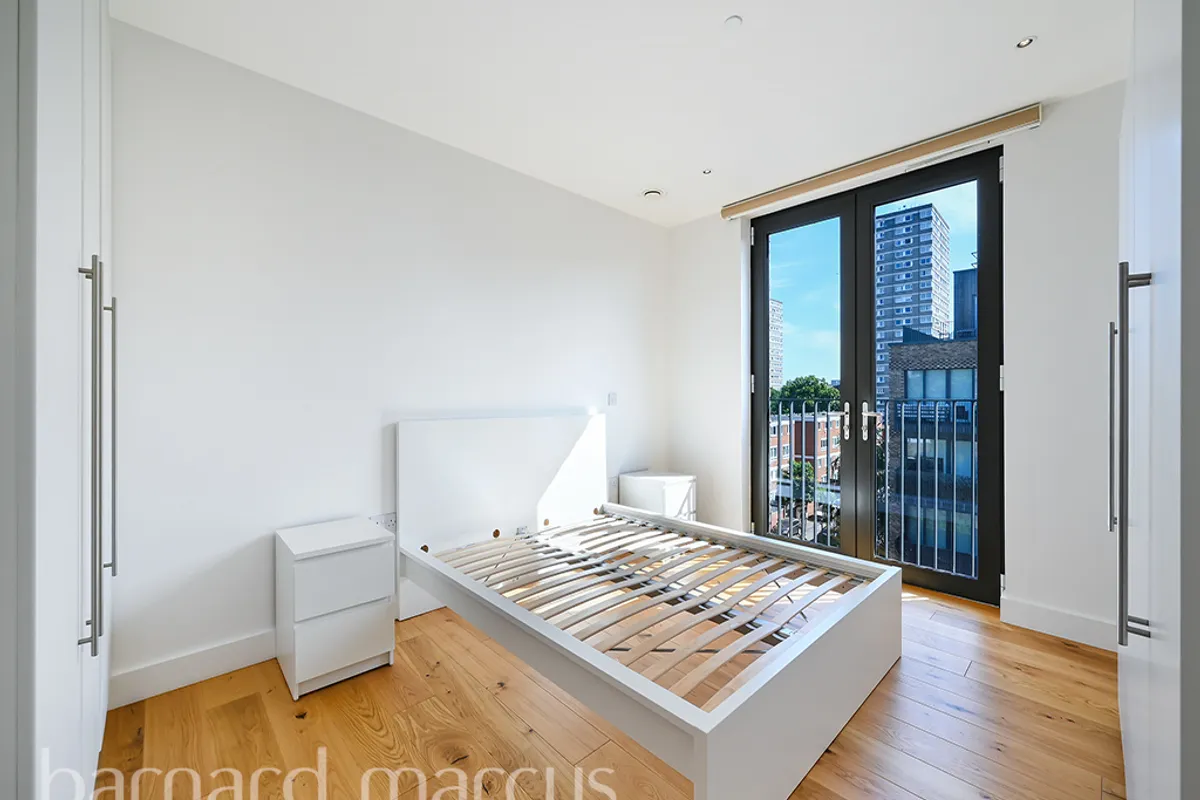 Flat Parkham Street in Greater London