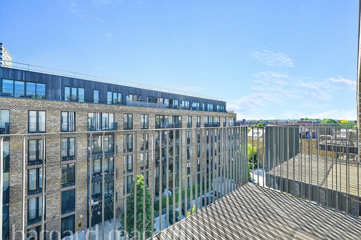 Flat Parkham Street in Greater London