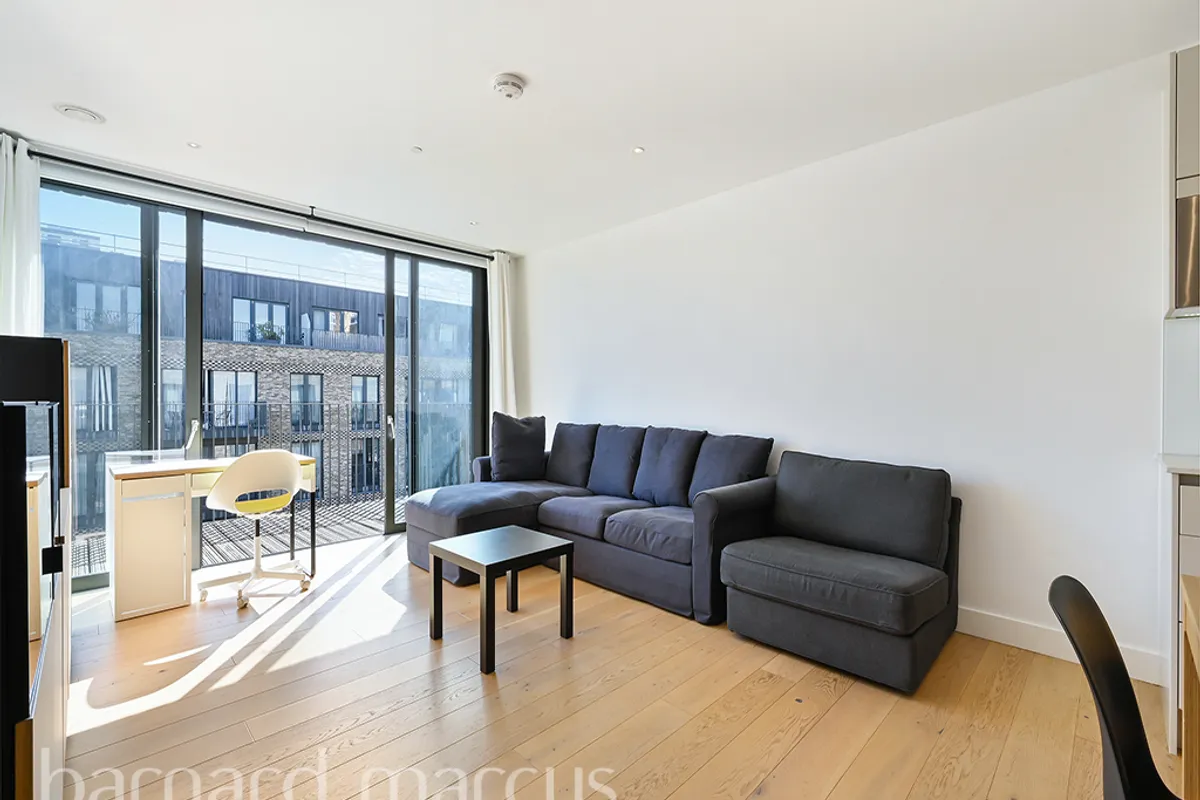 Flat Parkham Street in Greater London