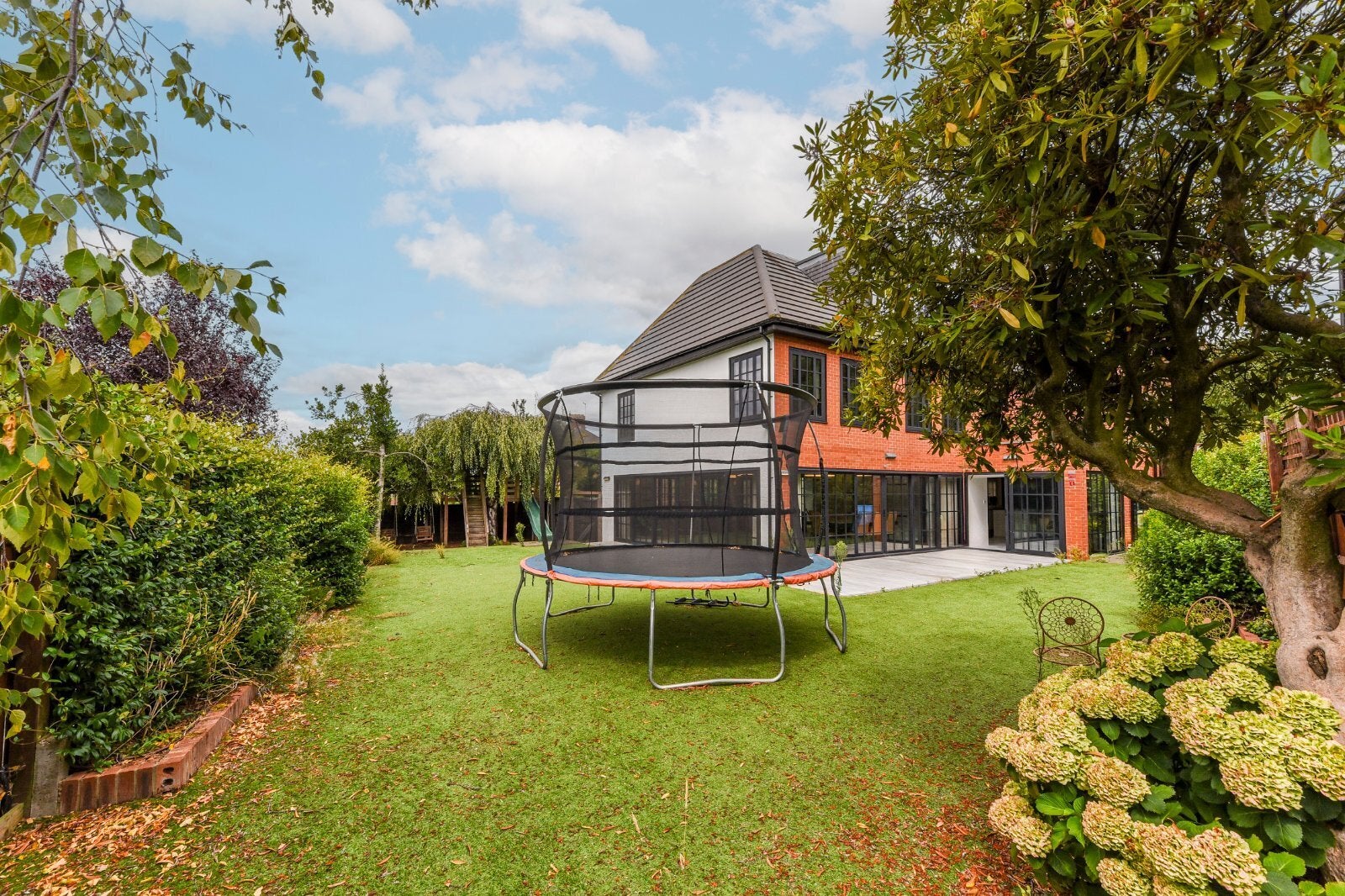 House Parklands Drive in Greater London