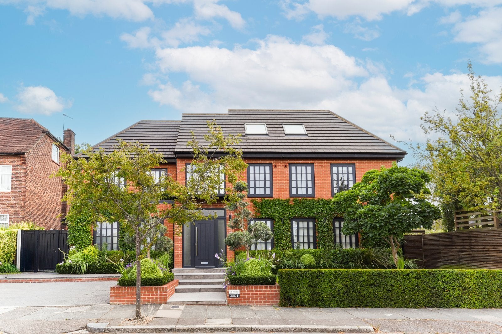 House Parklands Drive in Greater London