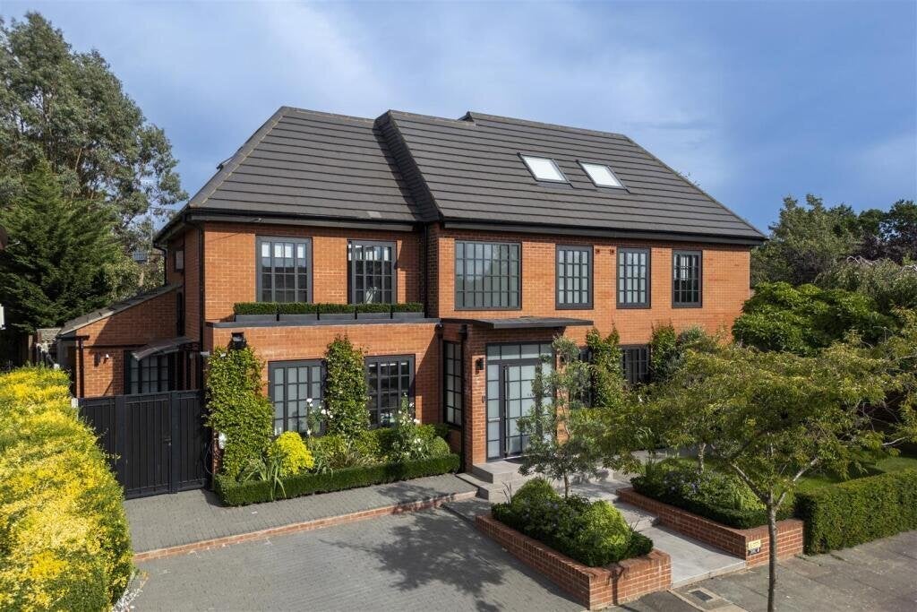 House Parklands Drive in Greater London