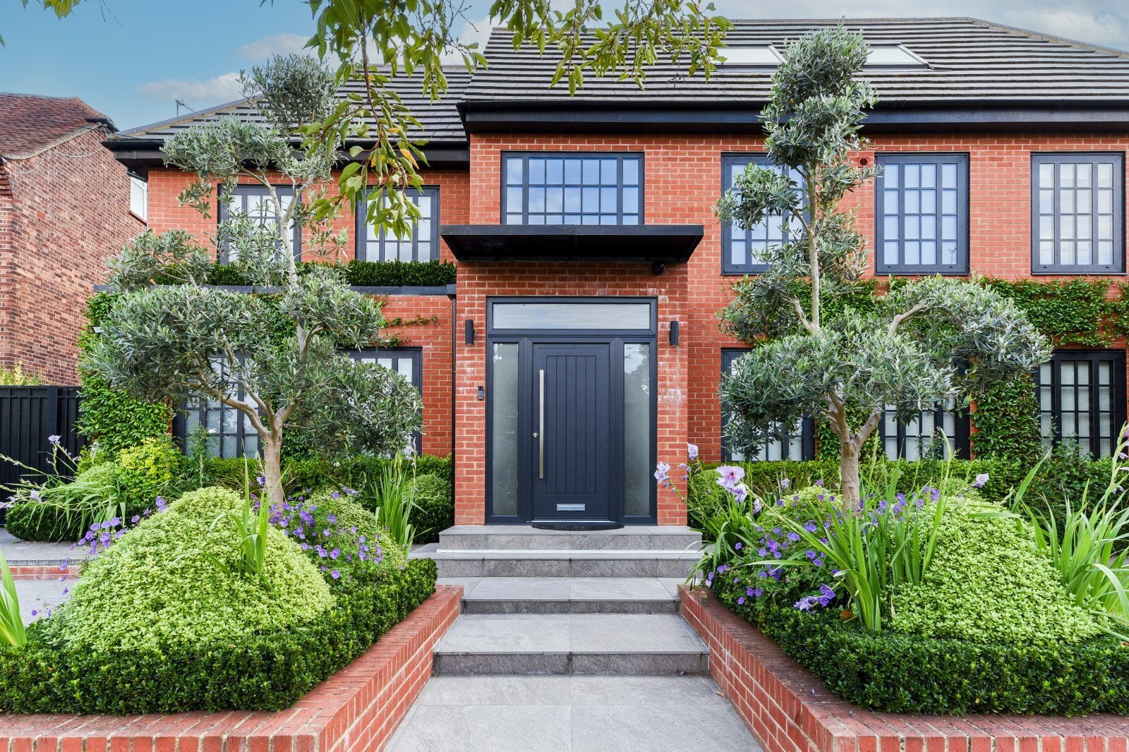 House Parklands Drive in Greater London