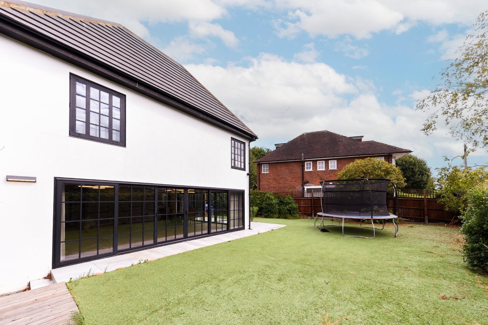 House Parklands Drive in Greater London