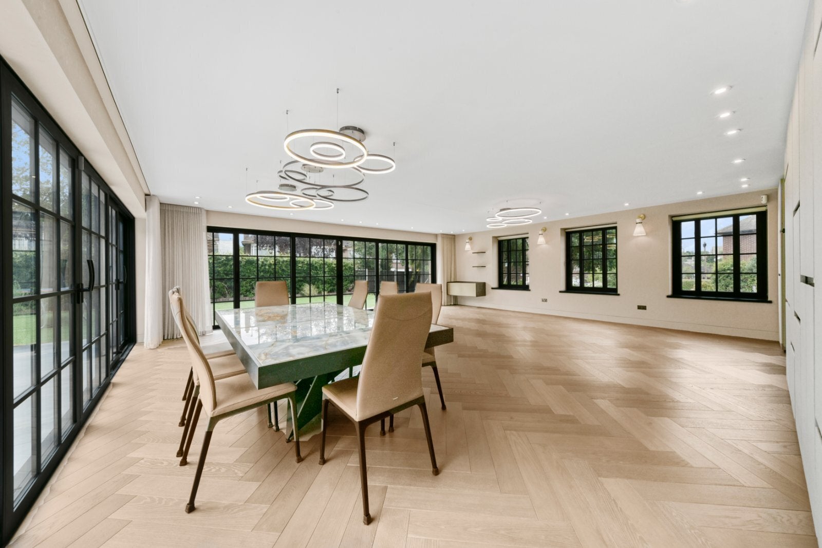 House Parklands Drive in Greater London
