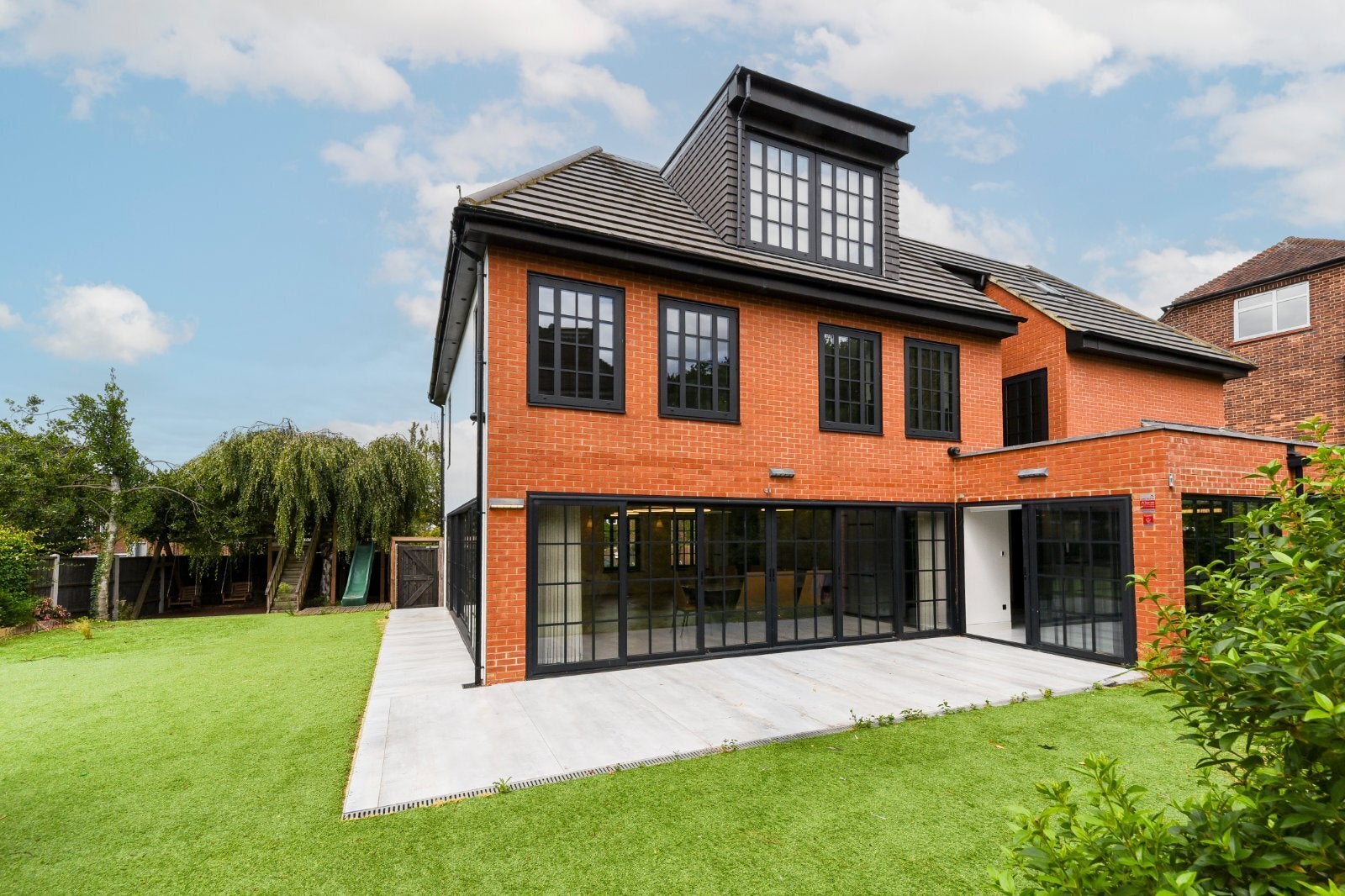House Parklands Drive in Greater London