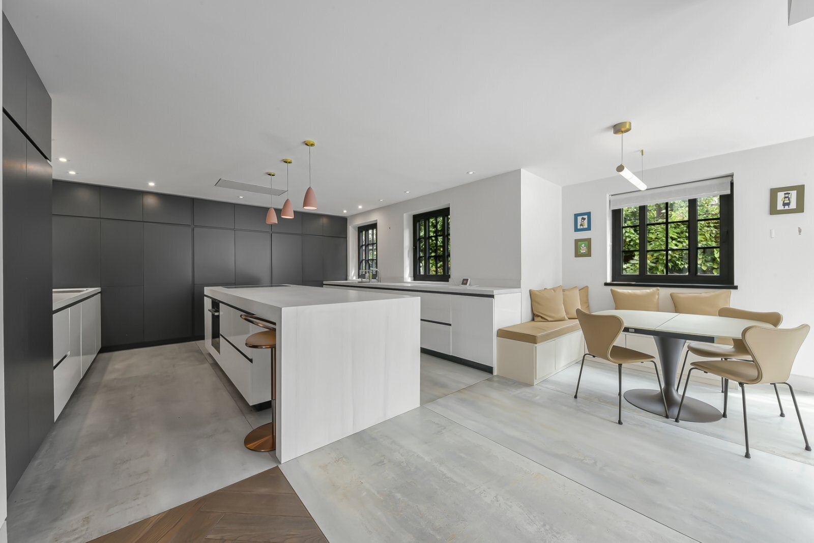 House Parklands Drive in Greater London
