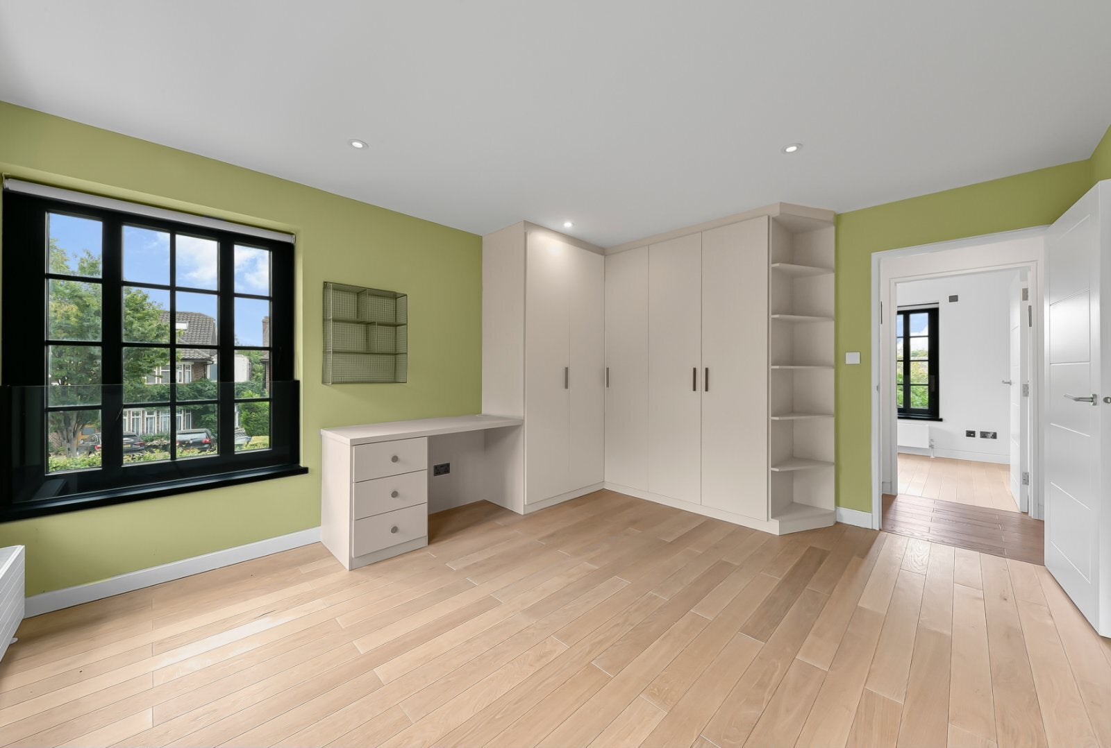 House Parklands Drive in Greater London