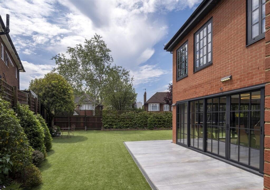 House Parklands Drive in Greater London