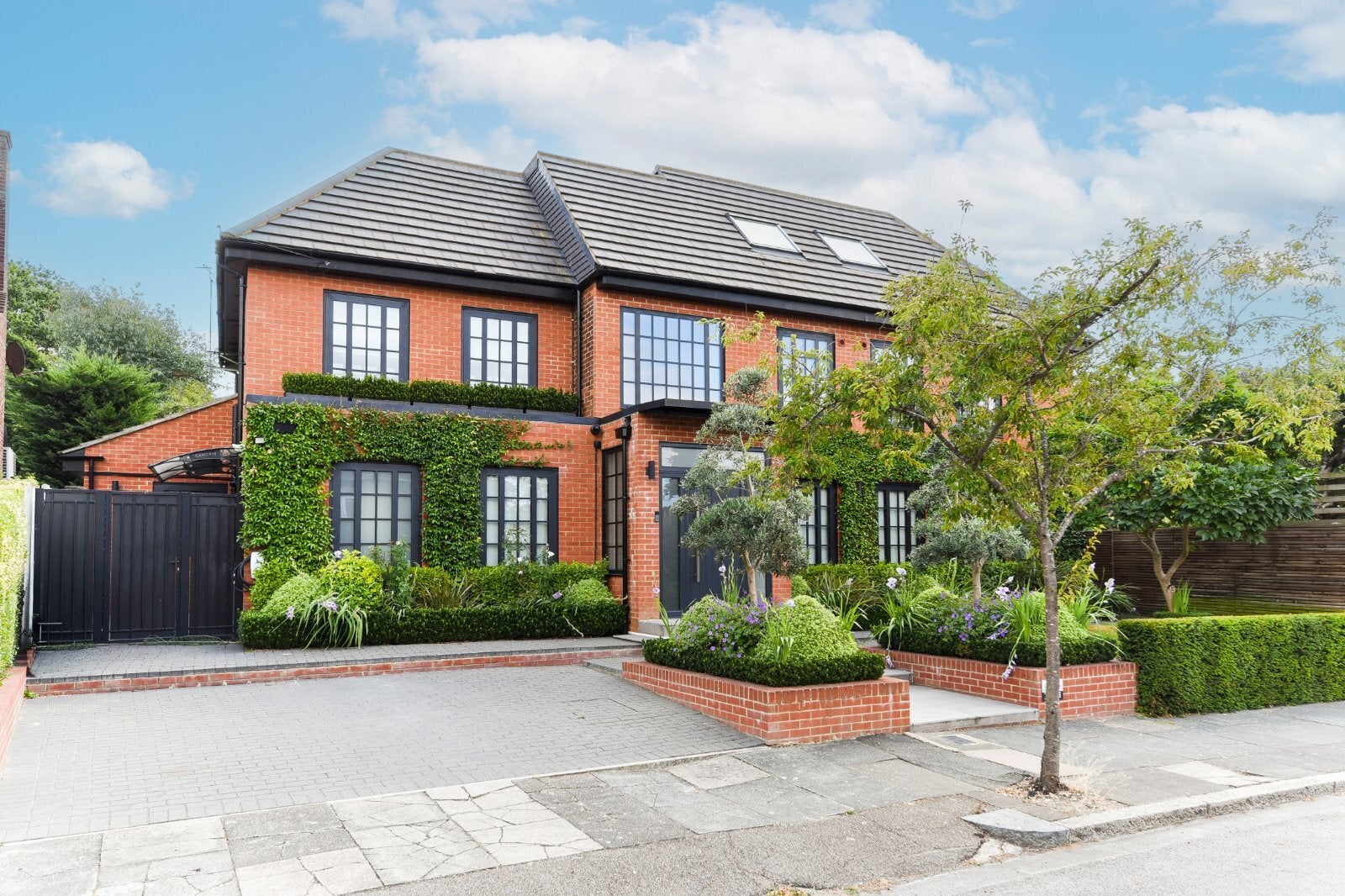 House Parklands Drive in Greater London