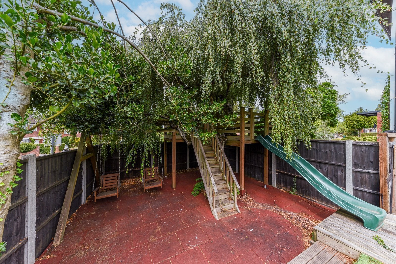 House Parklands Drive in Greater London