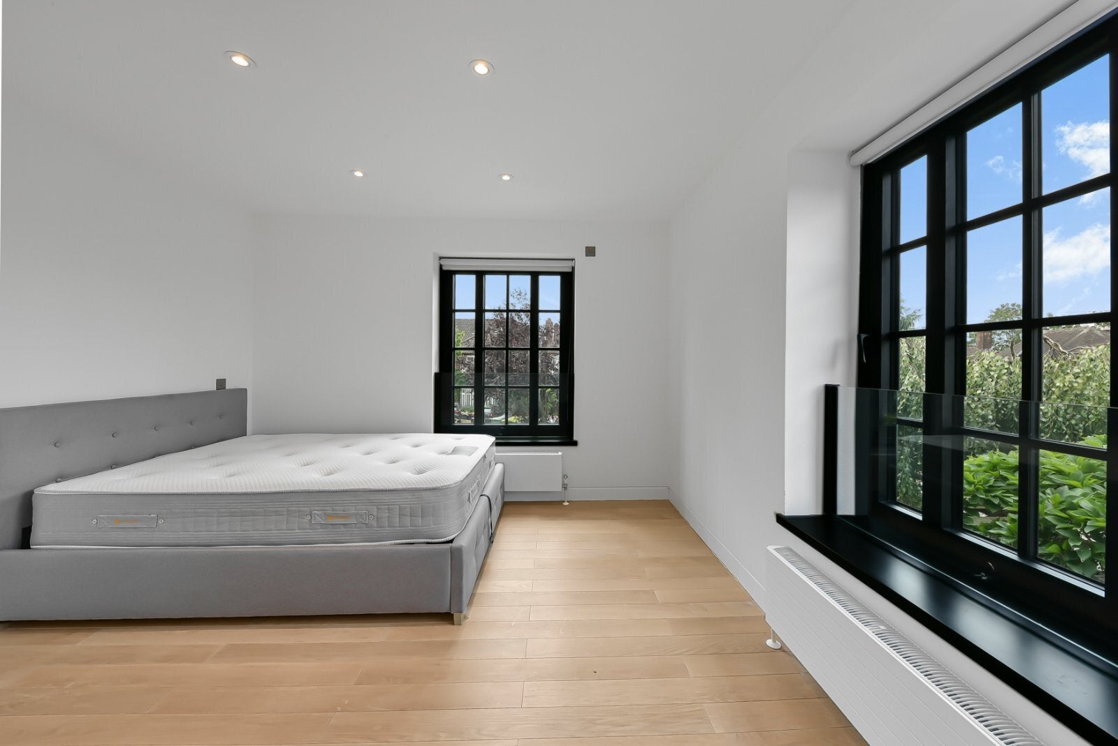 House Parklands Drive in Greater London