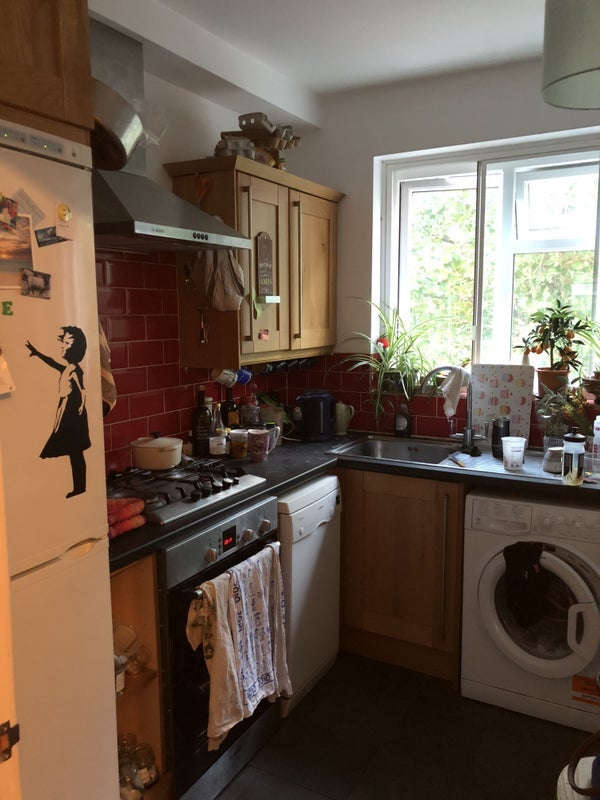 Room Wyvil Road in Greater London