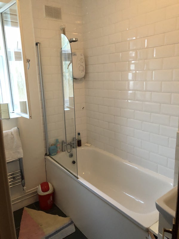 Room Wyvil Road in Greater London