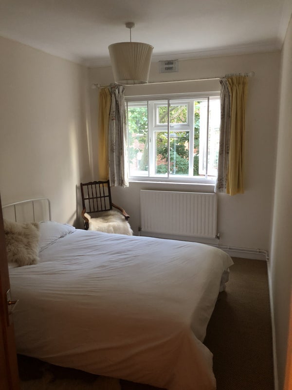 Room Wyvil Road in Greater London