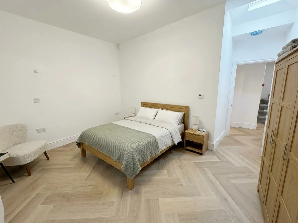 Flat Cathnor Road in Greater London