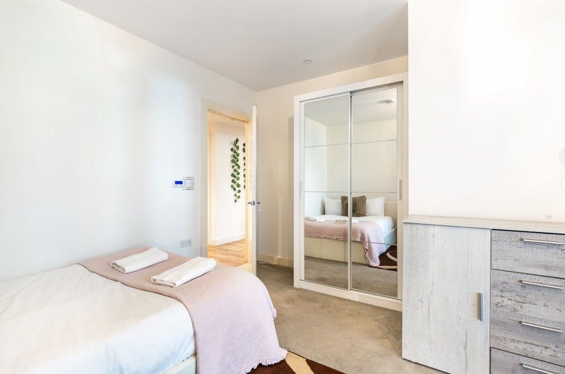 Flat Queenstown Road in Greater London