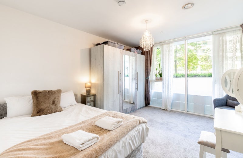 Flat Queenstown Road in Greater London