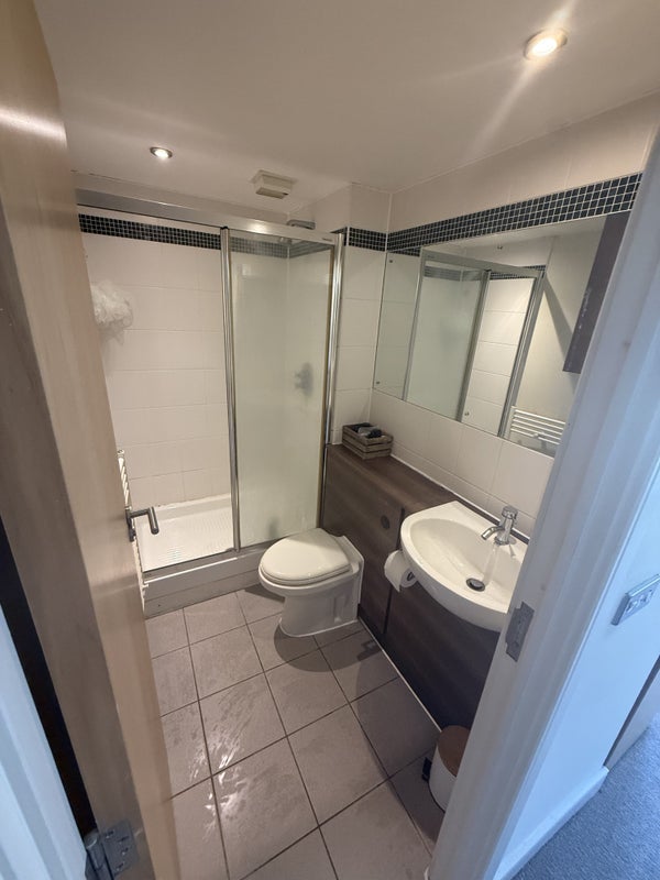 Room Elmdale Road in Bristol