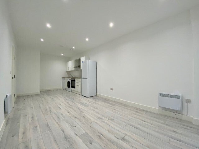 Flat Gatehouse Way in Aylesbury