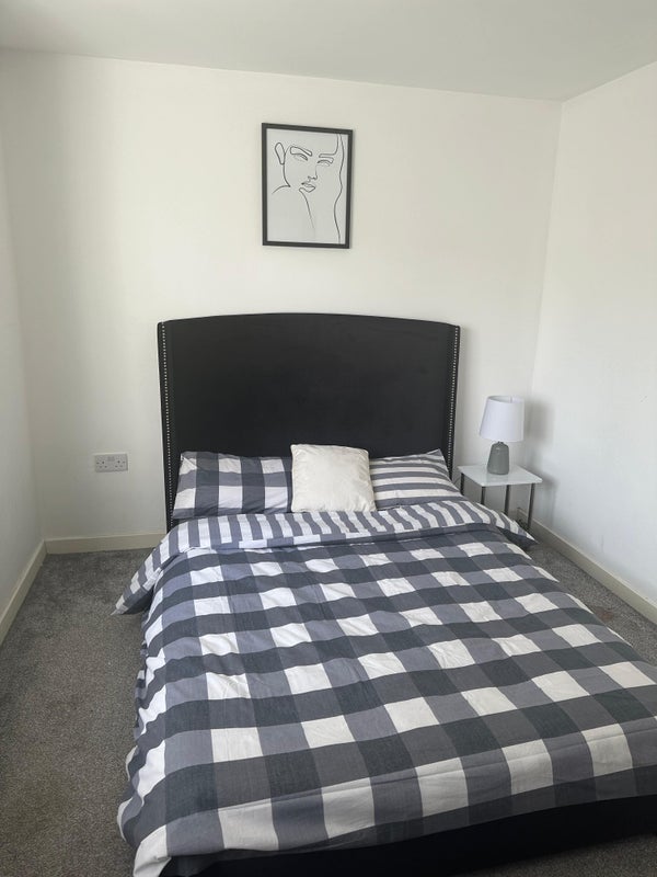 Room Dewy Meadow Road in Salford
