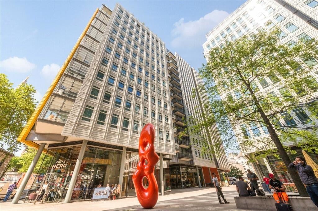 Flat Central St Giles Piazza in London