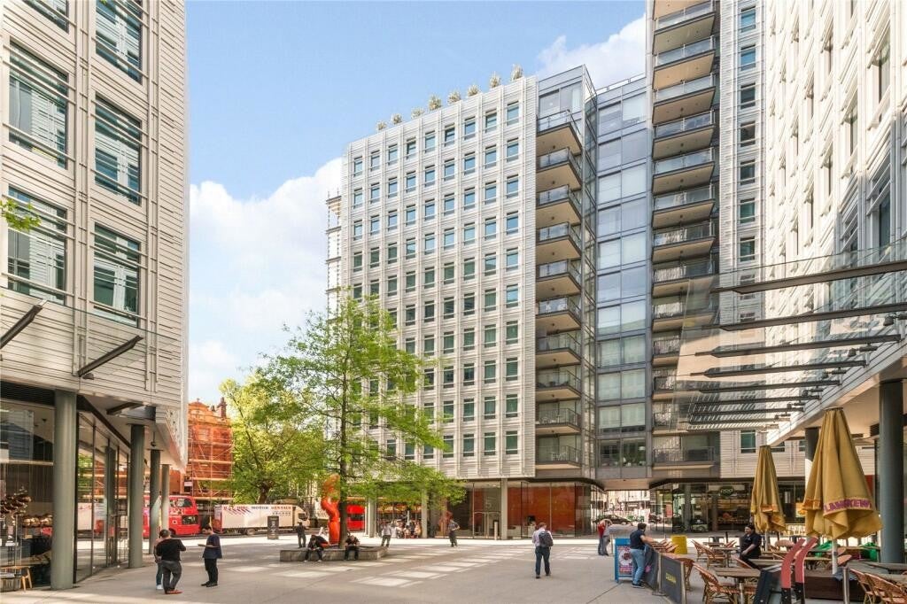 Flat Central St Giles Piazza in London