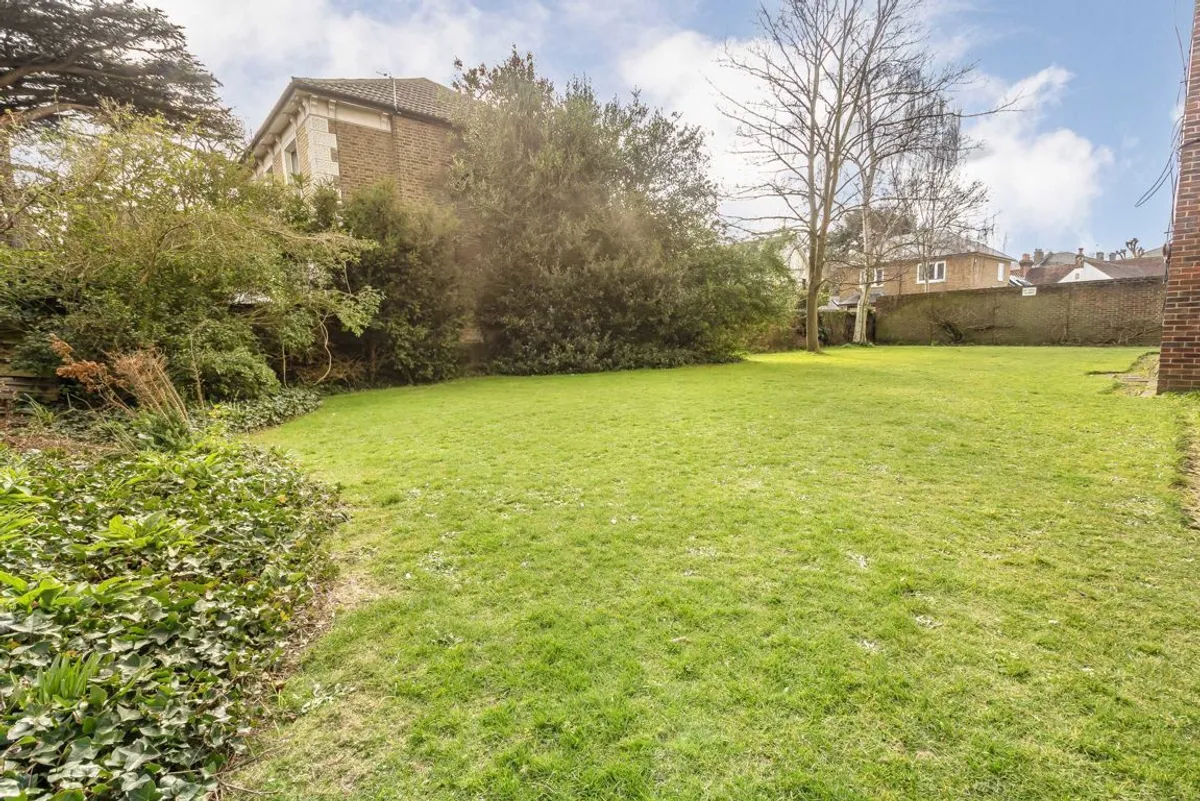 Flat Ewell Road in Greater London