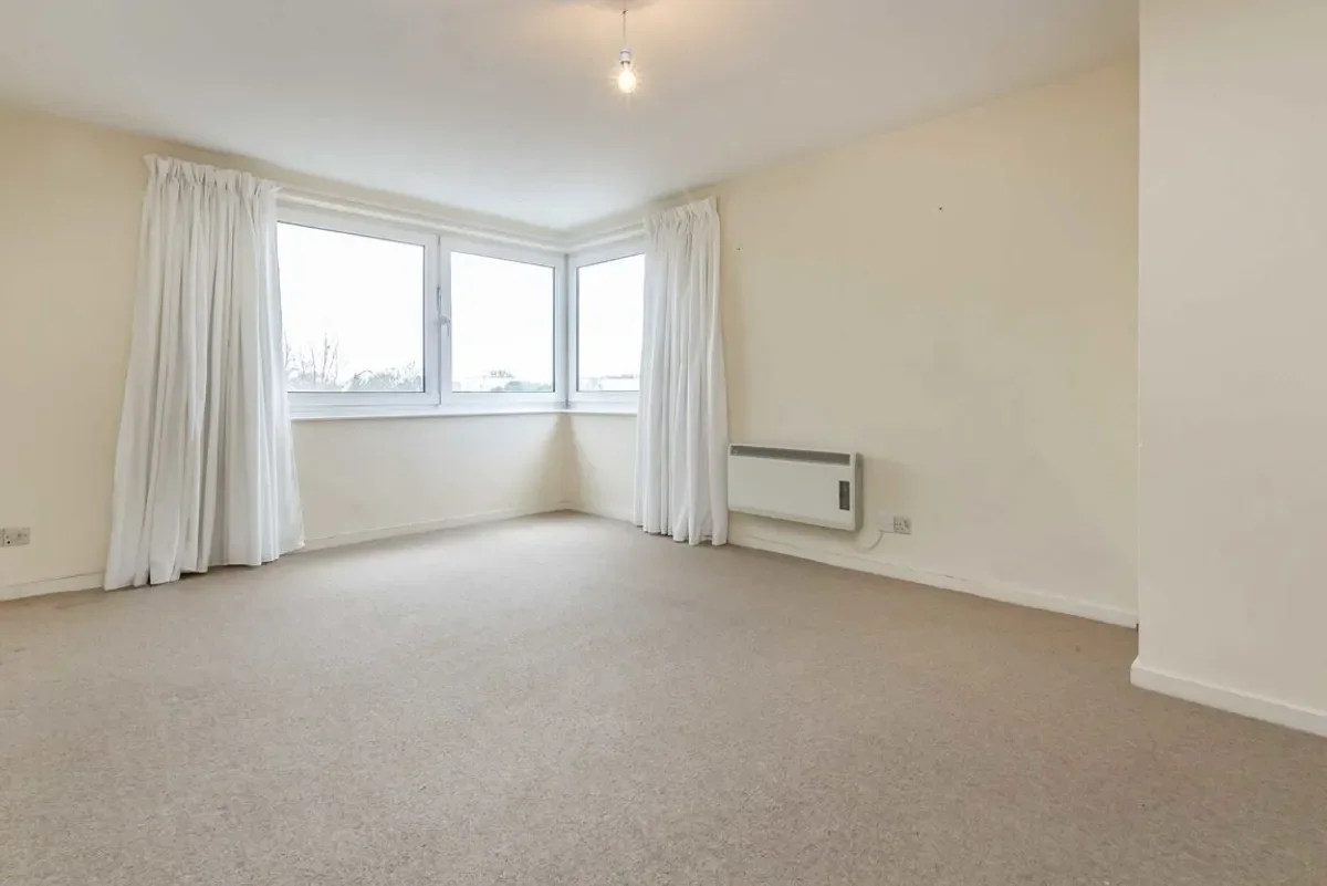 Flat Ewell Road in Greater London