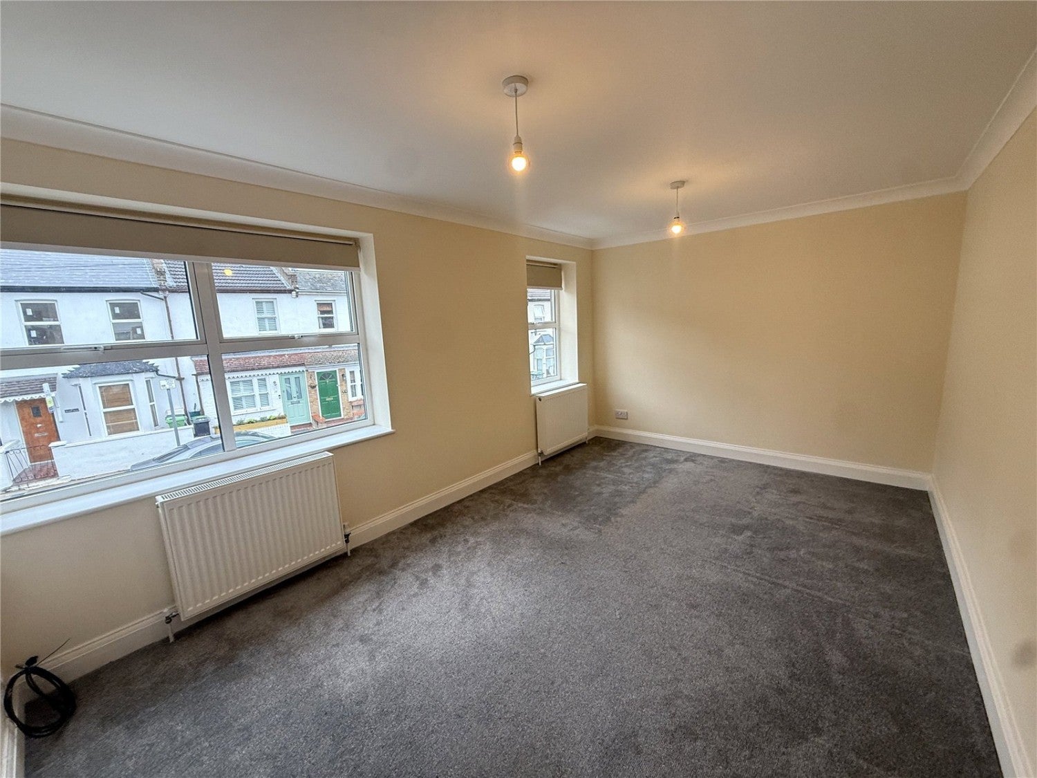 Flat Bradley Road in Greater London