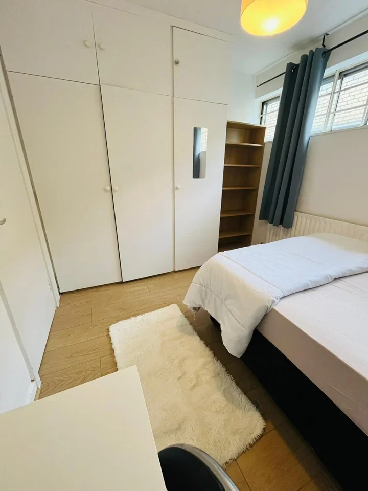 Room Bishop's Bridge Road in City of Westminster