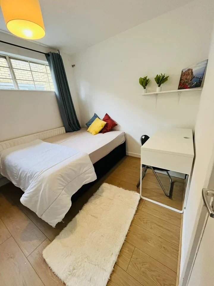 Room Bishop's Bridge Road in City of Westminster