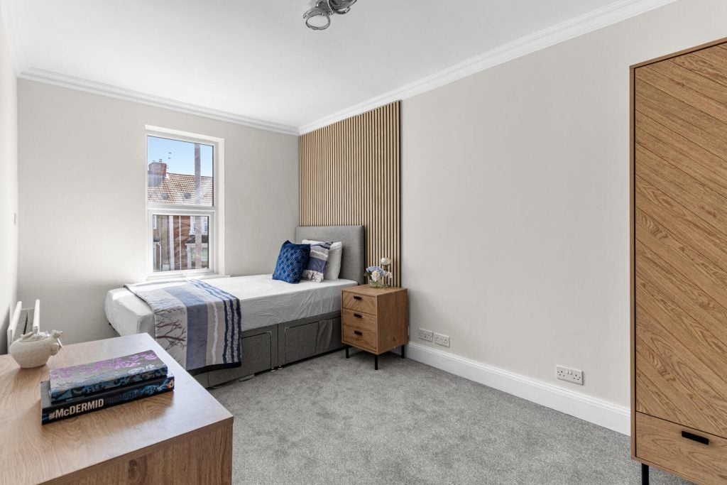 Room Cheney Manor Road in Swindon