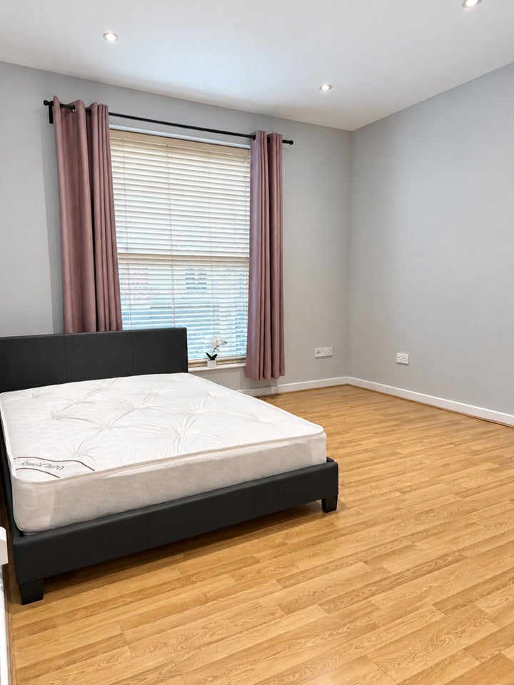 Flat Poplar Walk in Greater London