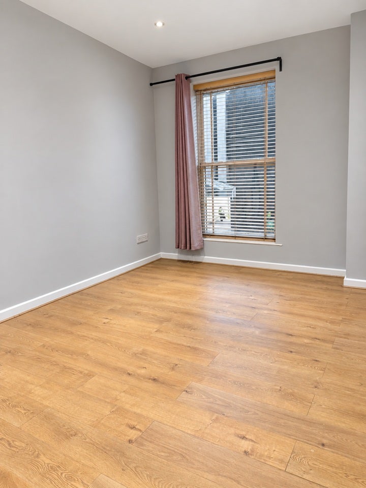 Flat Poplar Walk in Greater London