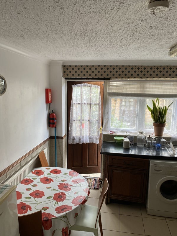 Room Nottingham Avenue in Greater London