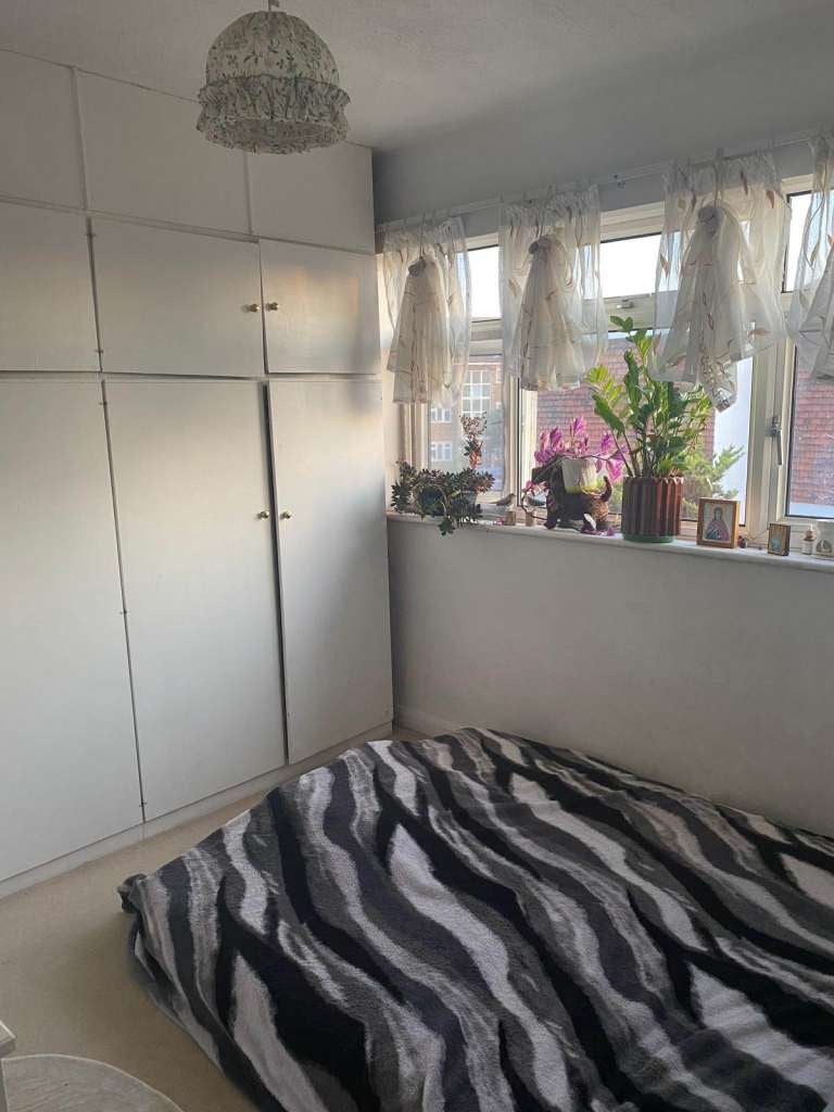 Flat Tomswood Hill in Greater London