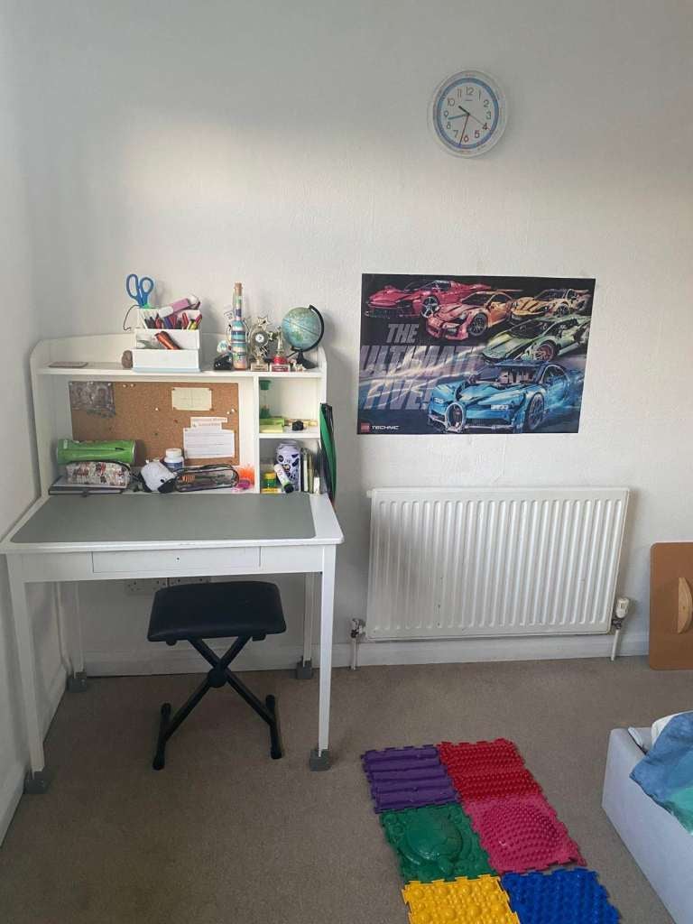 Flat Tomswood Hill in Greater London