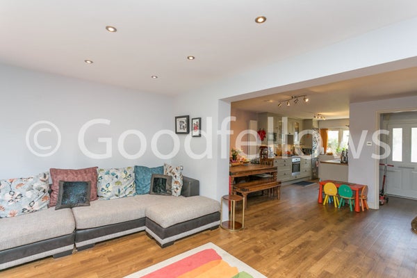 Flat Derwent Road in London