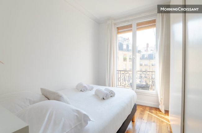 Flat Rue Cyrano de Bergerac in Paris